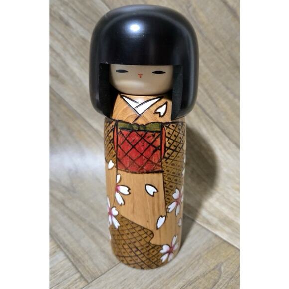 KOKESHI Doll Japanese Woody Craft in Kimono w/ Cherry Blossom Flowers 7.5 Inch - Picture 4 of 4